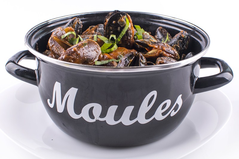 Mussels in tomato sauce and fresh basil